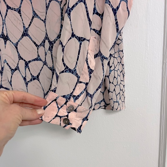 Anthropologie Gypsy05 silk 3/4 button shirt pink blue reptile animal print small - Picture 3 of 8